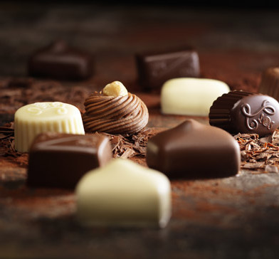Leonidas Chocolats belges, Assortis, chocolats au lait, noirs et blancs  dans une belle boîte à ballonnet